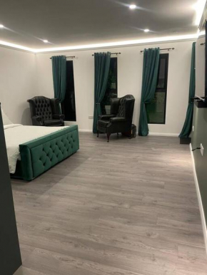 Woodland lodge green room
